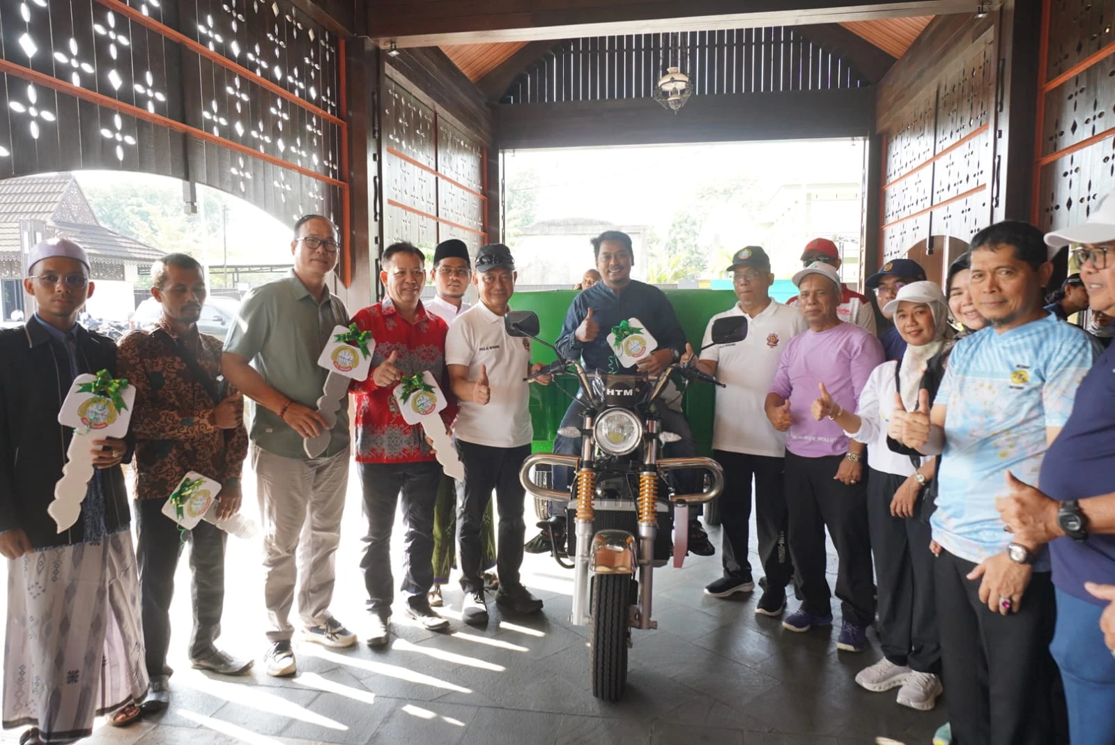 Pemkot Serahkan Bantuan 17 Kendaraan Roda Tiga Pengangkut Sampah